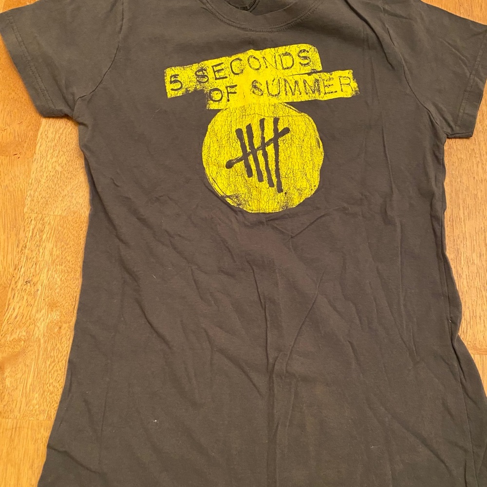 5 Seconds of Summer graphic tshirt size XL ladies